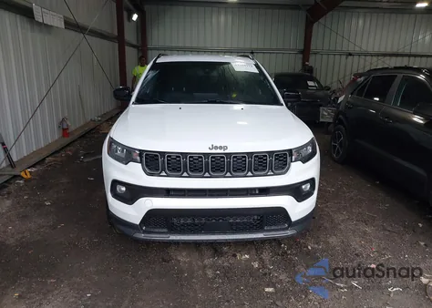 2025 Jeep Compass Latitude 4X4 z USA, uszkodzony, nr VIN 3C4NJDBN8ST586228
